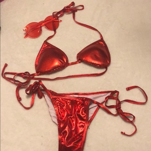 Sizzling metallic string bikini & matching shades! - Picture 1 of 5